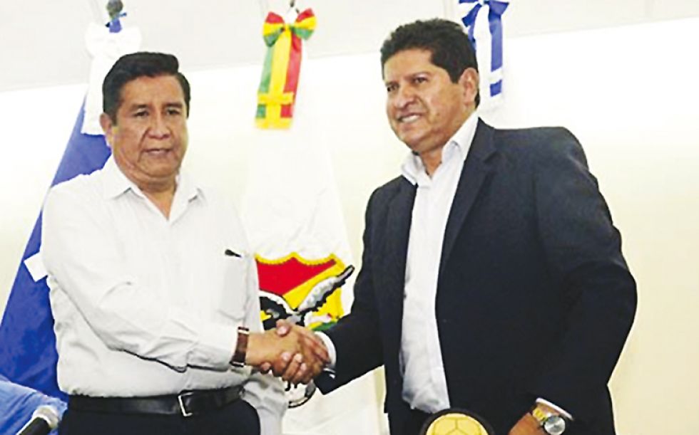 El presidente de la FBF, César Salinas (i), junto al exentrenador de la Verde, Eduardo Villegas.
