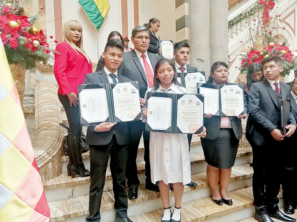 ACTO. Los estudiantes destacados recibieron certificados y bono en la sede de Gobierno.