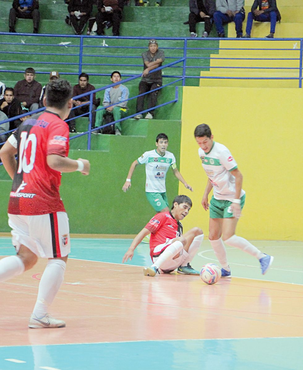Un pasaje del partido jugado anoche entre Fancesa de Sucre y Petrolero de Yacuiba, en el Jorge Revilla Aldana.