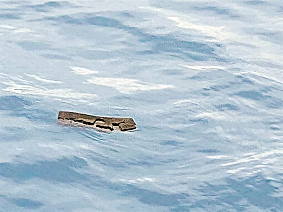 RASTROS. Un pedazo de espuma flotando podría ser el indicio del lugar de la caída del avión.