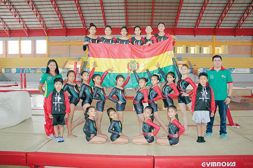 Los deportistas y entrenadores del club que participarán en Perú.