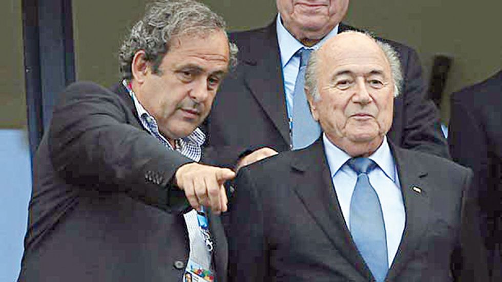 Michel Platini y Joseph Blatter (d), exdirectivos de la FIFA.