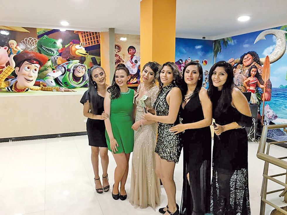 Heydi Choque, Elena Castro, Milena Ríos, Ninel Carrillo, Edith Zárate y Paola Durán
