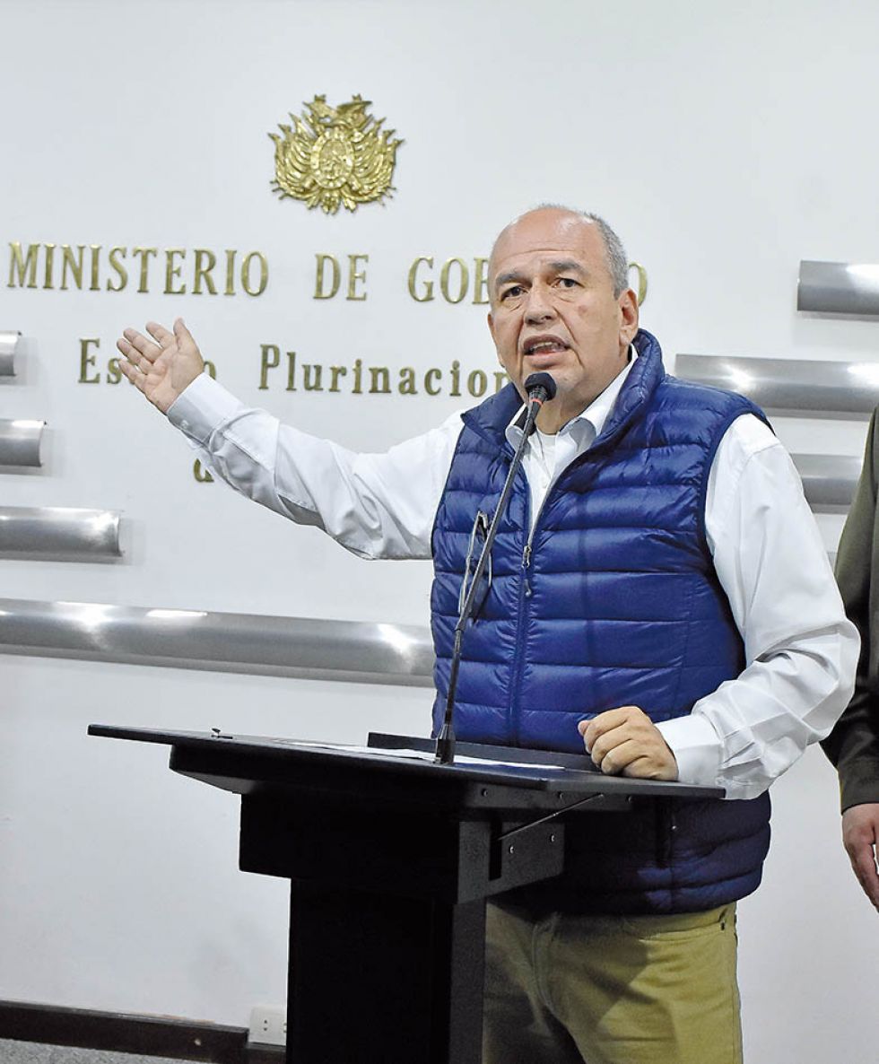 INFORME. El ministro Arturo Murillo en contacto con los medios de comunicación, ayer.
