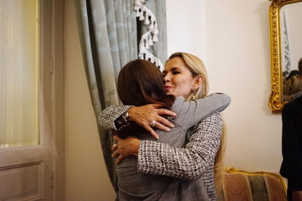 El abrazo entre Renata y la Primera Mandataria.