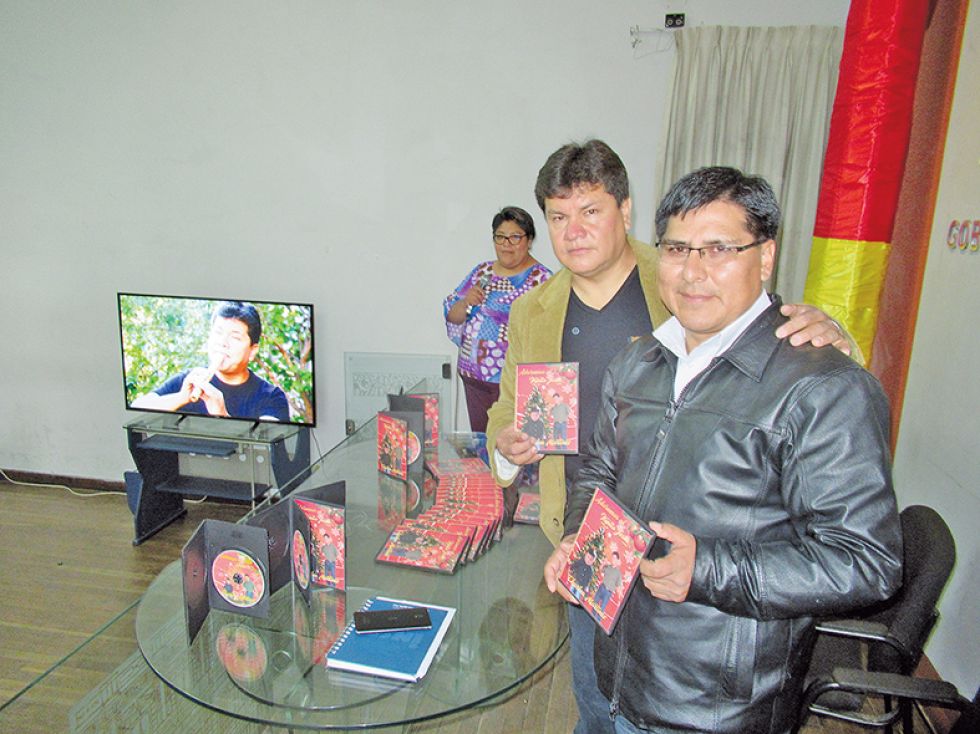 BAILE. Charlon Martínez y el Director Municipal de Cultura en la difusión de su material