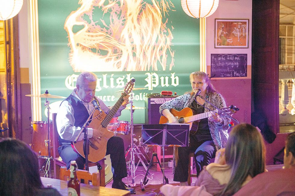 Los músicos: Eduardo Yañez y Dagmar Dumchen.