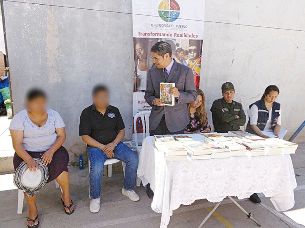 ESTUDIO. El lanzamiento del programa y la entrega de libros se realizó ayer, jueves.