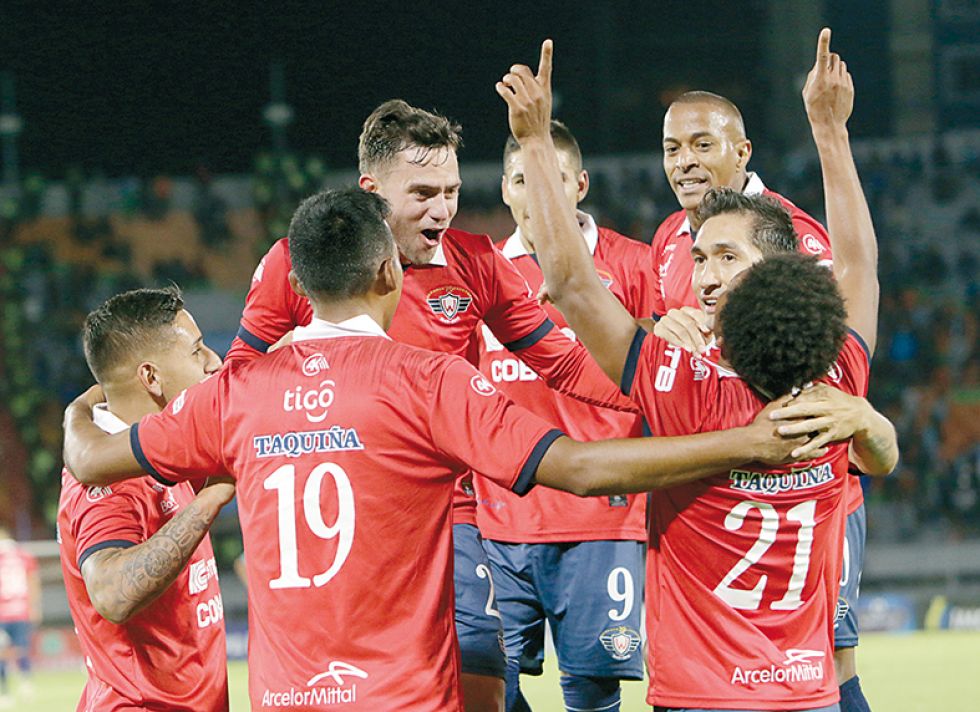 Los jugadores del “Rojo” celebran el tanto de Ramiro Ballivian (21) anoche, en el clásico cochabambino.