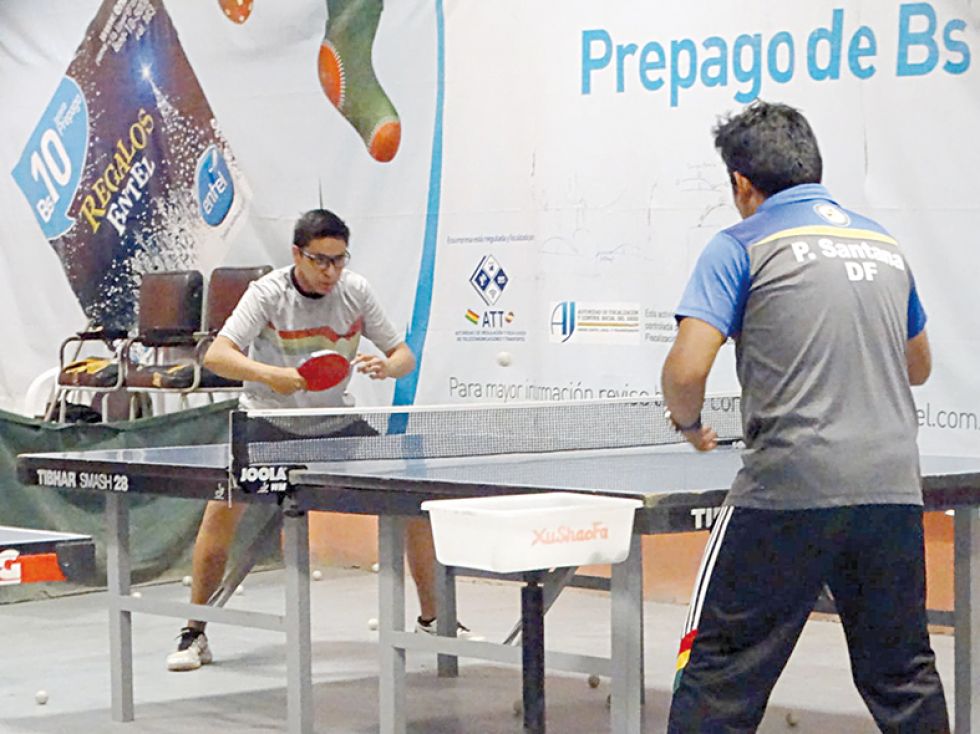 El campeón nacional Jorge Terrazas (i) se prepará para afrontar el preclasificatorio para los Juegos Bolivarianos.