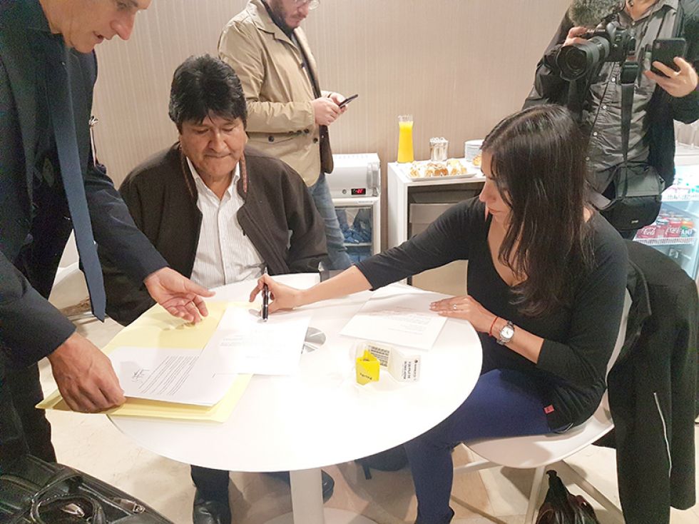 ARGENTINA. Evo Morales y Gabriela Montaño firman sus solicitudes de refugio, a su llegada a Buenos Aires, ayer.
