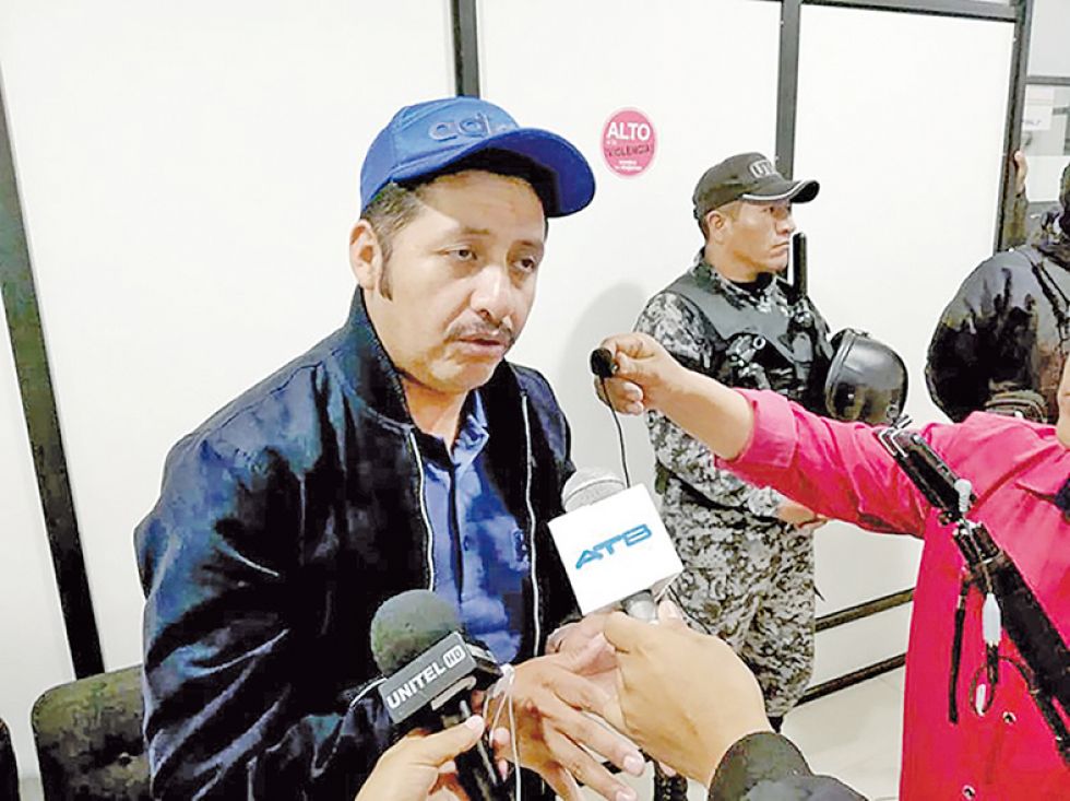 PROCESADO. El gobernador de Chuquisaca, Esteban Urquizu, asistió a prestar su declaración en la Fiscalía Departamental la mañana de ayer.