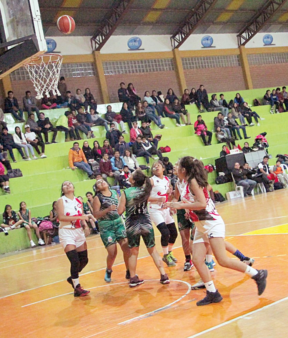 Un pasaje del partido jugado anoche entre Sucre y Sacaba en el coliseo Roberto “Tito” Álfred.