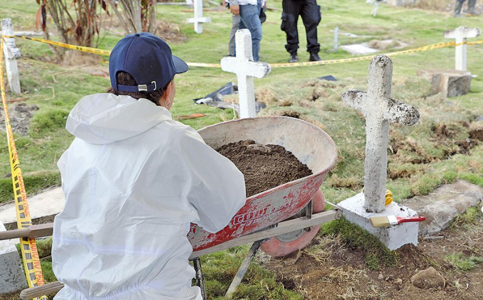 INVESTIGACIÓN. Foto cedida por la Justicia Especial para la Paz de excavaciones ayer en Dabeiba.