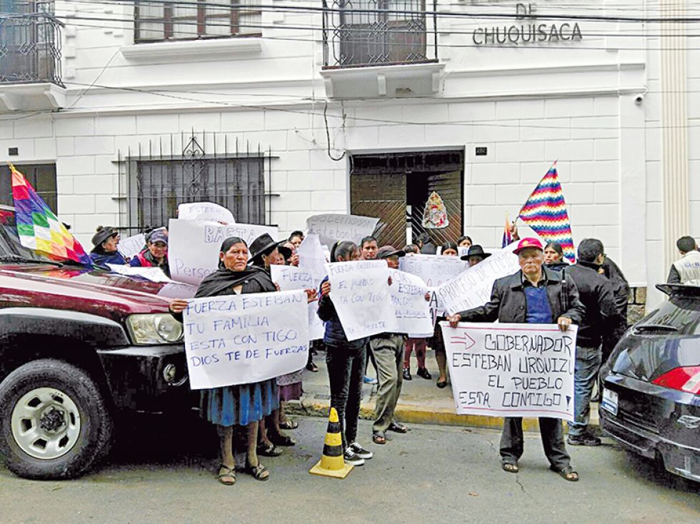 APOYO. La protesta de familiares y amigos en el frontis de la Fiscalía Departamental.