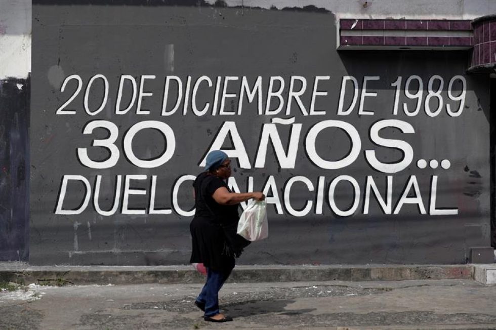 Un transeúnte pasa frente a un grafiti que recuerda los 30 años de la invasión de tropas militares estadounidenses a suelo panameño.