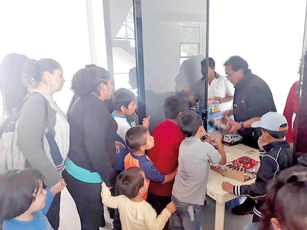 ACTIVIDAD. La alegría de los niños al recibir sus obsequios en la Federación de la Prensa.