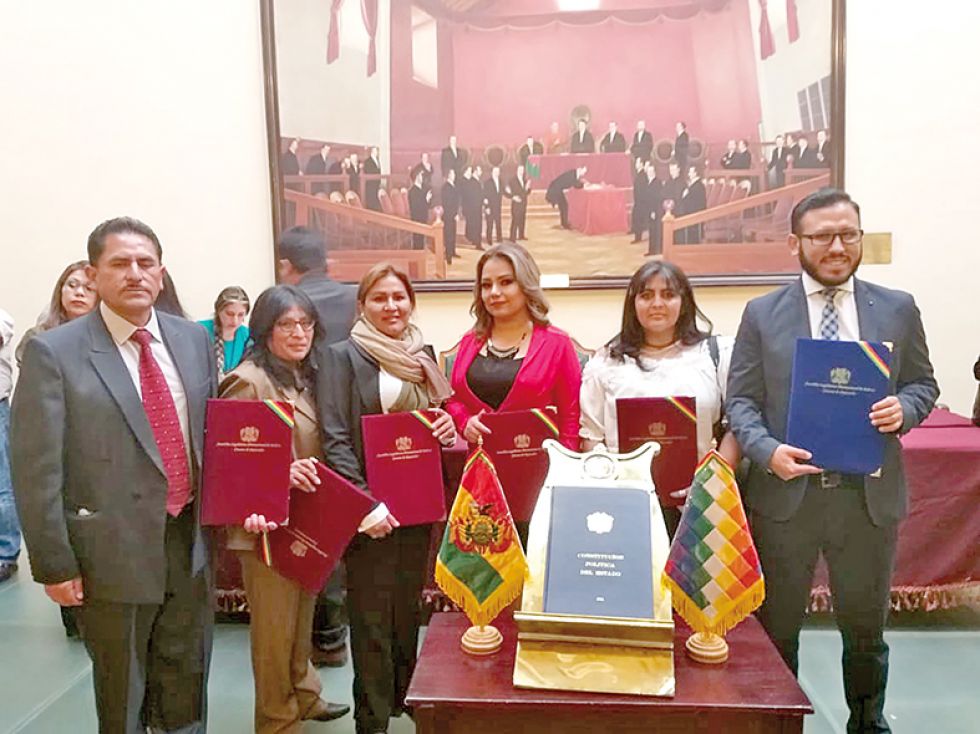 POSESIÓN. Los nuevos vocales titulares por Chuquisaca: Edil Martínez (izq.), Lidia Rivas (de café), Ximena Camacho (de rojo) y Mauricio del Río (der.)
