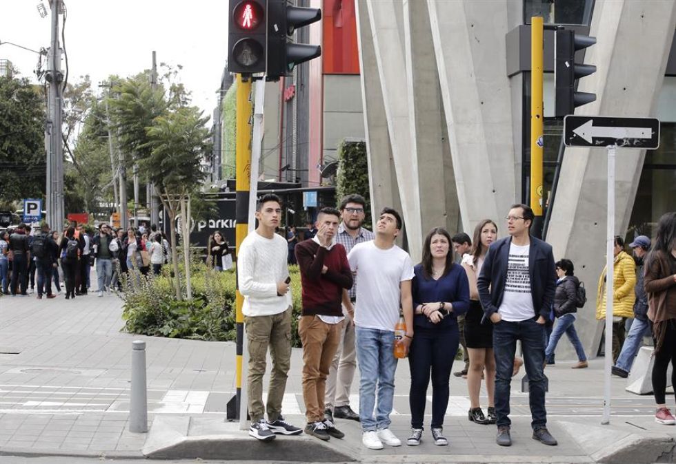 Varias personas esperan afuera de edificios este martes, 24 de diciembre, en el norte de Bogotá (Colombia), luego de presentarse dos sismos con magnitudes de 6,2 y 5,7.