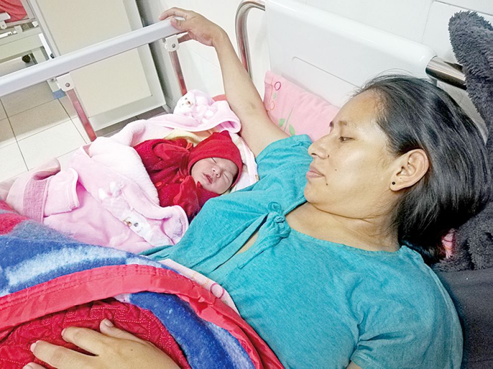NACIMIENTO. Ines Mollo junto con su niña en el hospital Gineco Obstétrico.