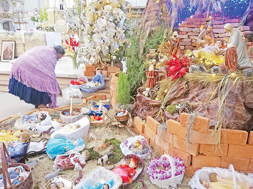 NAVIDAD. Misa en la Catedral Metropolitana a donde asistió la población con sus niños.