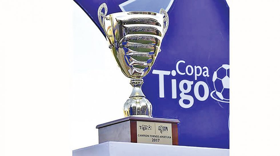 El trofeo que se otorgará al equipo campeón del torneo Clausura que culmina este sábado.