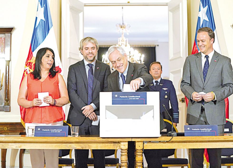 SANTIAGO DE CHILE. La firma del decreto que llama al referéndum para modificar la Constitución.