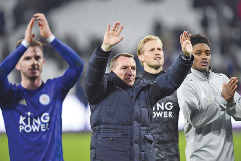 El entrenador Brendan Rogers (C) celebra la victoria de su plantel frente al West Ham United ayer.