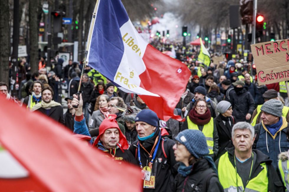 FRANCIA. Una imagen de las protestas que se registraron ayer en París contra la reforma a las pensiones del gobierno de Macron.