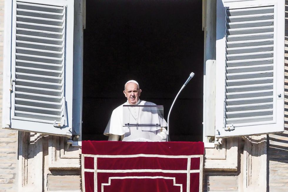 ANGELUS. El Sumo Pontífice, durante la primera misa del año, ayer, en la basílica de San Pedro.