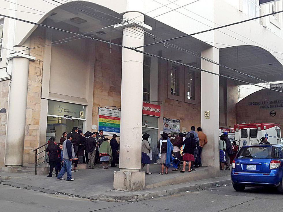 EXCESOS. A las 18:30 de ayer llegó al hospital Santa Bárbara un grupo de personas ebrias vociferando contra los galenos.