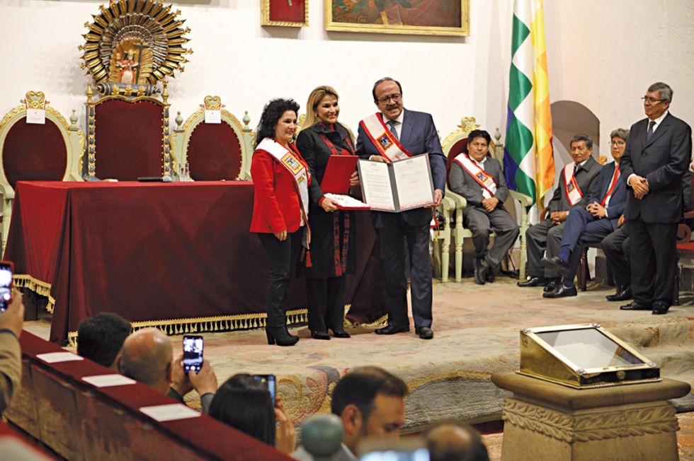 DISTINCIÓN. Jeanine Áñez recibió ayer la llave de oro de la ciudad y fue nombrada huésped ilustre.