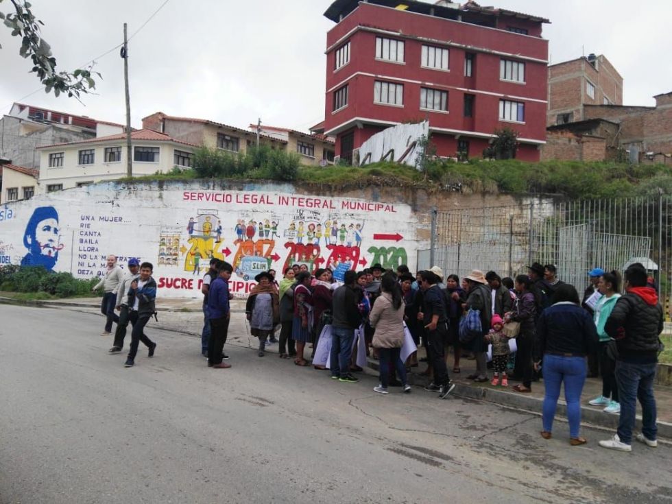 Familiares y amigos del gobernador instalaron una vigilia afuera del Tribunal Departamental de Justicia