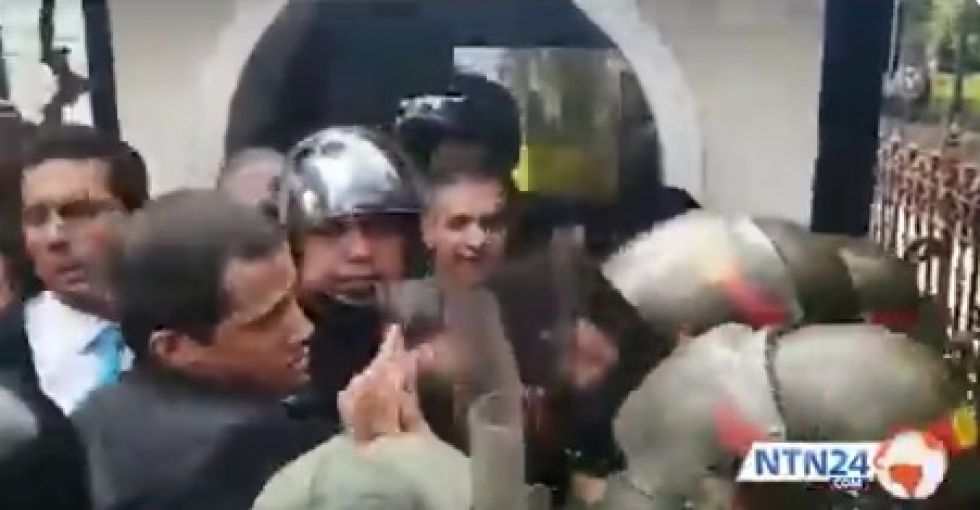 Juan Guaidó al ser impedido de ingresar al Parlamento de Venezuela, por la Policía militarizada.