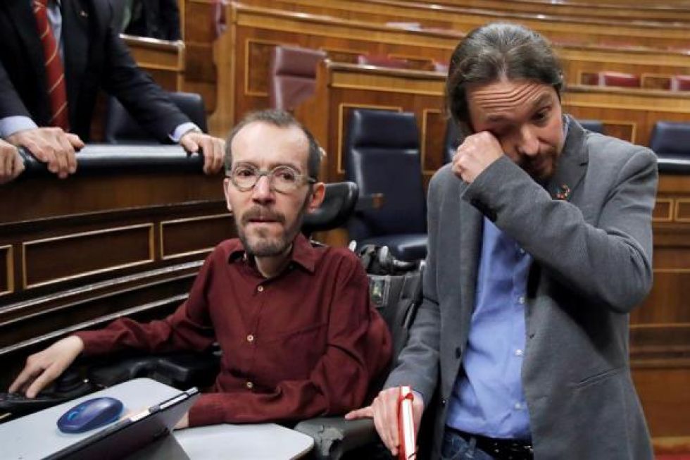 El líder de Unidas Podemos, Pablo iglesias, emocionado después de la elección de Pedro Sánchez. En la foto, junto a otro dirigente de Unidas Podemos, Pablo Echenique.