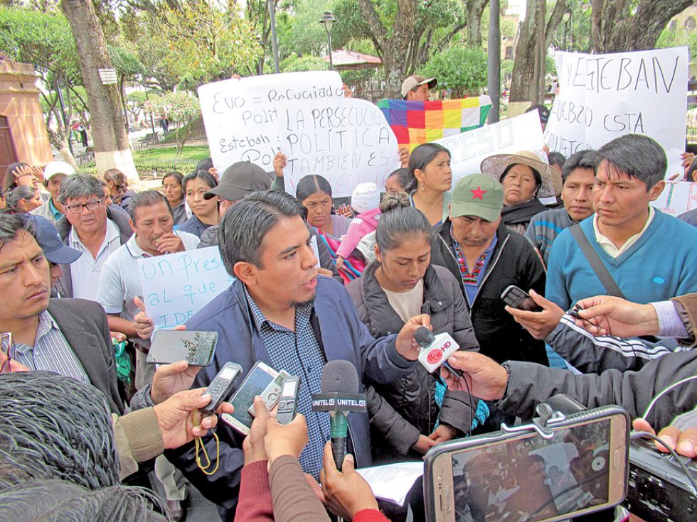 PETICIÓN. Protesta de familiares y grupos afines al MAS en la plaza 25 de Mayo.