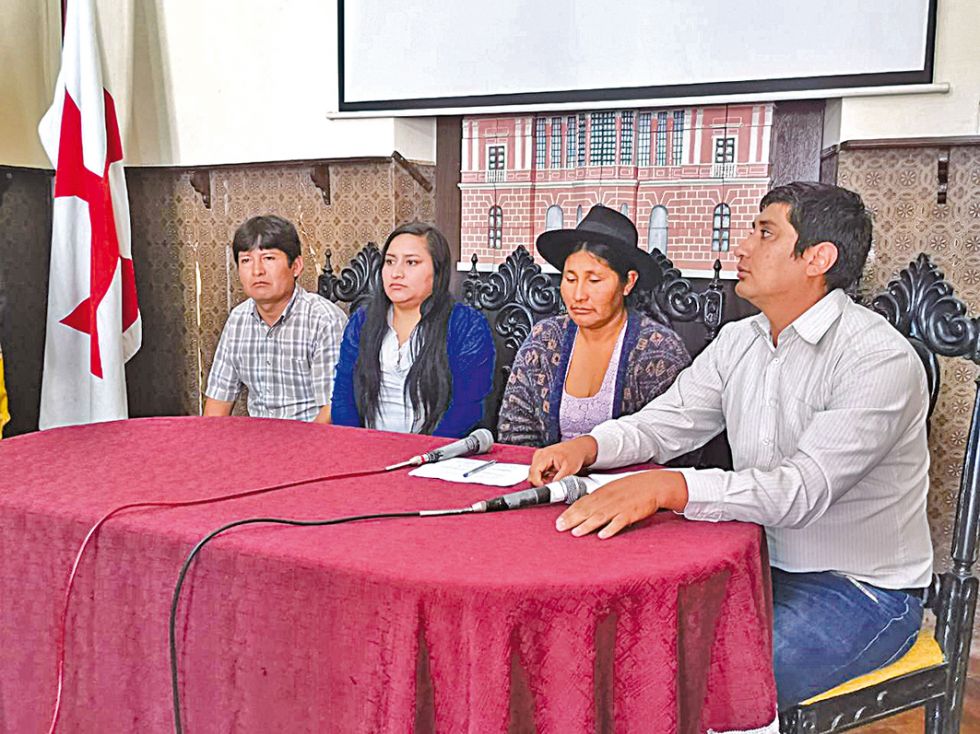 CONFERENCIA. La alcaldesa interina, Juana Maldonado, y autoridades de educación.