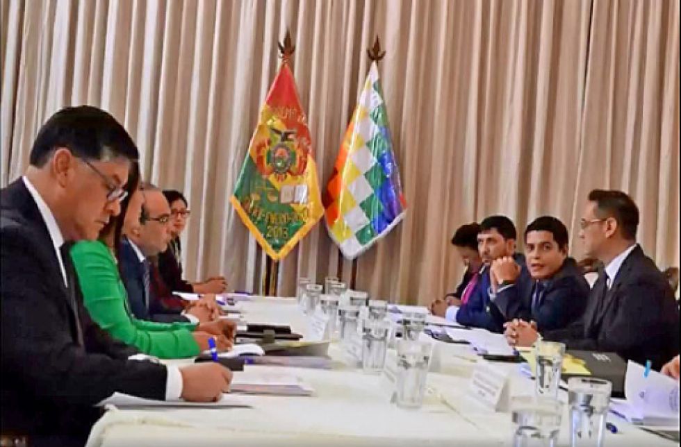 EVALUACIÓN. La Comisión de Seguimiento se reunió ayer en Sucre con la presencia del ministro de Justicia, Álvaro Coimbra.