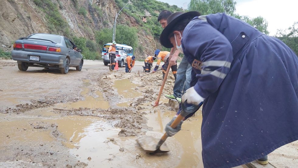 LLUVIAS. Cuadrillas de la Dirección de Riesgos realizan limpiezas en diferentes sectores de la ciudad para evitar inundaciones.