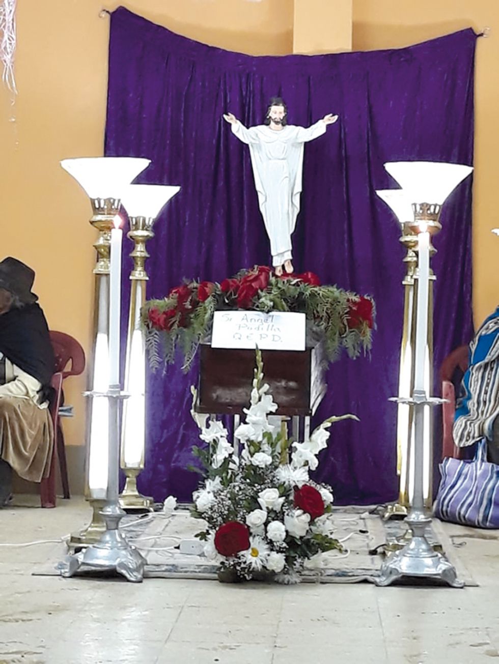 DOLOR. Ángel Padilla es velado en el salón del barrio Santa Isabel, con el apoyo de vecinos.