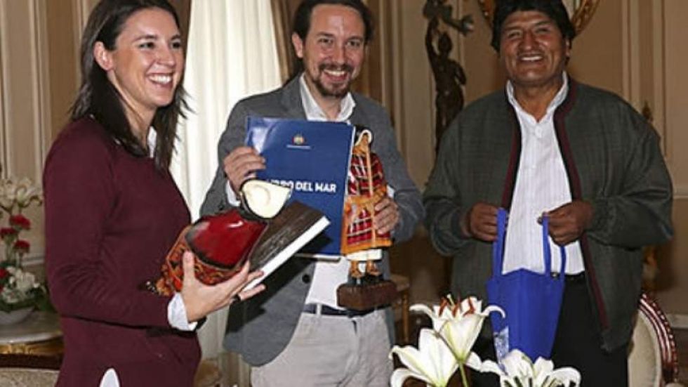 Irene Montero y Pablo Iglesias del partido español Podemos con el expresidente Evo Morales en 2017.