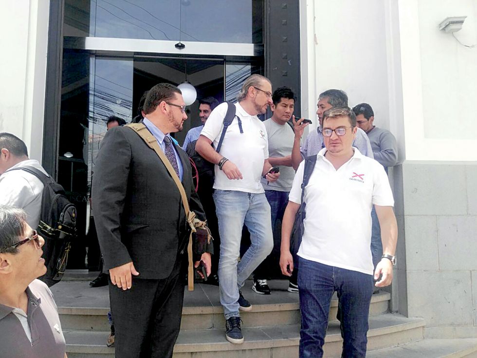 DEMANDA. El presidente cívico de Santa Cruz Rómulo Calvo y dos activistas presentaron ayer la denuncia en la Fiscalía General del Estado.