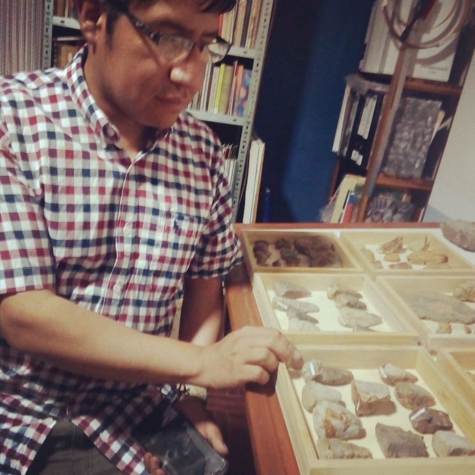 FÓSILES. El docente Omar Medina realiza la catalogación de invertebrados del paleozoico.