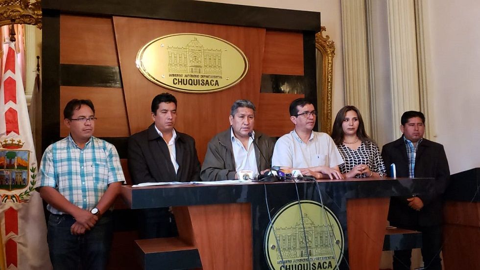 El gobernador interino, Víctor Hugo Sánchez (c), brindó hoy una conferencia de prensa.