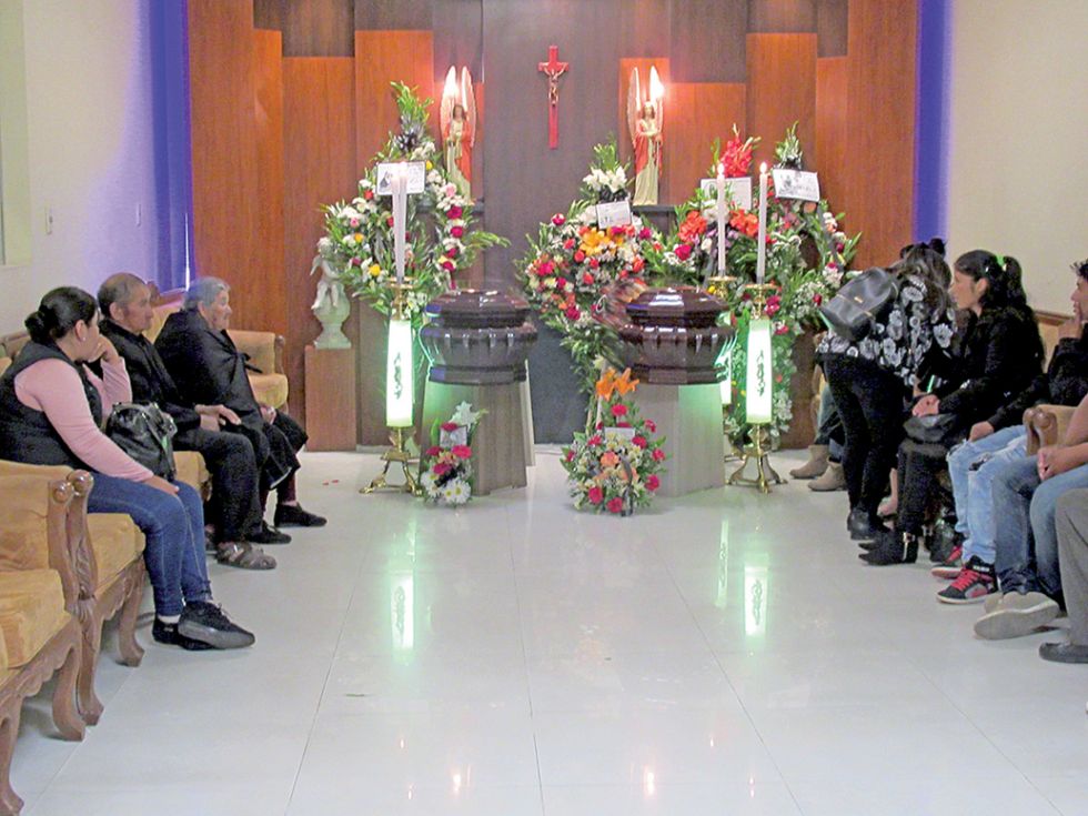 DOLOR. Los cuerpos de los esposos Pablo Luis Alconce y Delfina Vera son velados en el salón Jardín de Paz de la calle Rosendo Villa.
