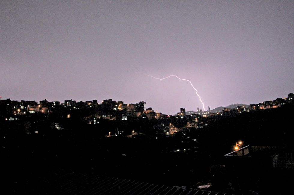 PREVENCIÓN. Durante una lluvia con rayos es recomendable permacer dentro de un inmueble.