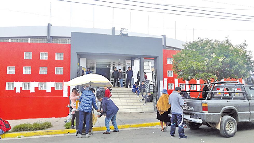 PRUEBA. Algunos postulantes rindieron el examen en el coliseo Jorge Revilla Aldana.
