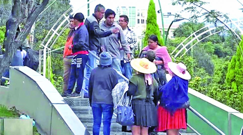 VIOLENCIA. Grupos de activistas amedrentan a ciudadanos en algunas ciudades del país, como ocurrió hace pocos días en Cochabamba.