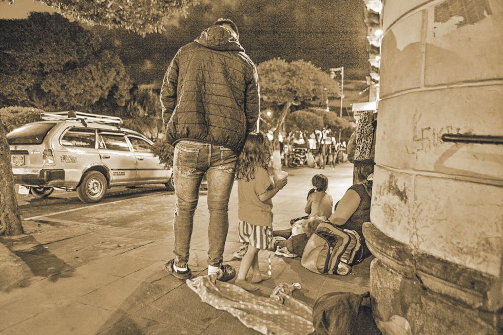MIGRACIÓN. Muchos venezolanos llegaron a Bolivia por la difícil situación que atraviesa su país y algunos se dedican a vender golosinas en las calles.