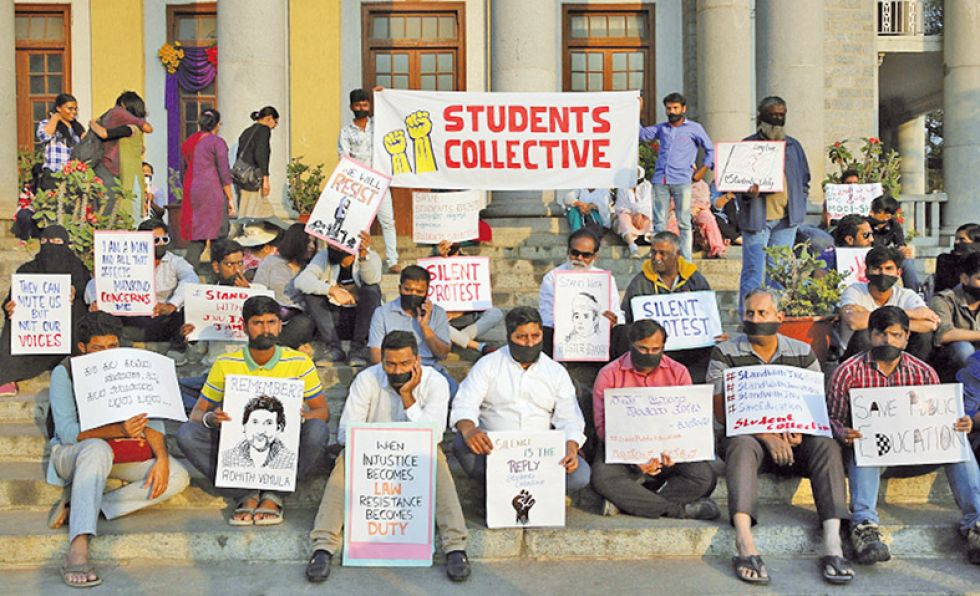 DISTURBIOS. Estudiantes de la universidad Jawaharlal Nehru de Nueva Delhi protestan contra las reformas.